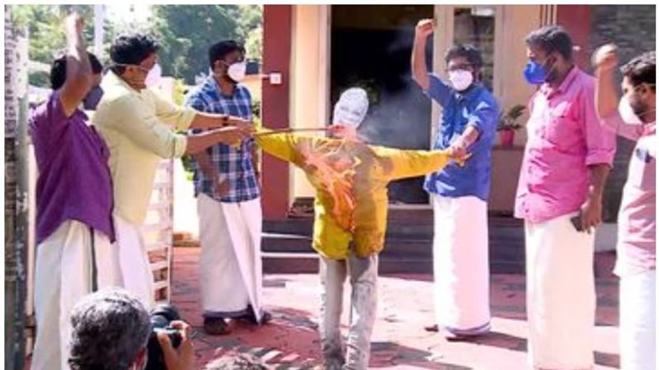 ഇന്ധനവില വർധന: പ്രധാനമന്ത്രിയുടെ കോലം കത്തിച്ച് ഡിവൈഎഫ്ഐ പ്രവർത്തകരുടെ പ്രതിഷേധം ഇന്ധനവില വർധന: പ്രധാനമന്ത്രിയുടെ കോലം കത്തിച്ച് ഡിവൈഎഫ്ഐ പ്രവർത്തകരുടെ പ്രതിഷേധം