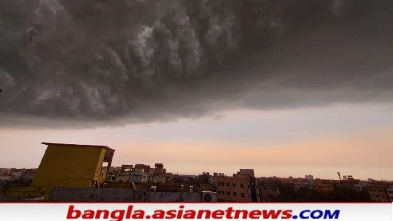কমলা আকাশ ঢাকল ঘন ছাই মেঘে, বজ্রবিদ্যুৎ সহ দাপিয়ে বৃষ্টি শুরু কলকাতায়