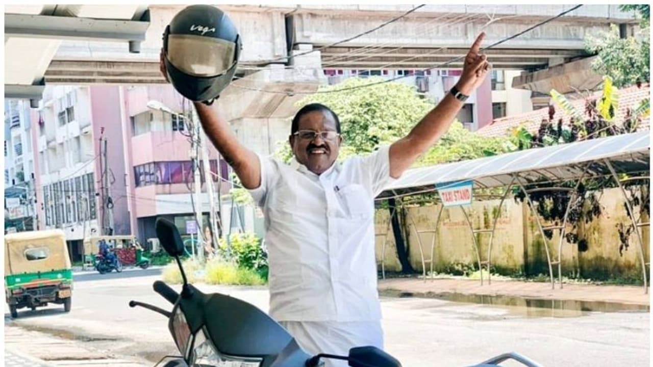 പെട്രോള്‍ വില നൂറുകടന്നതില്‍ പ്രതിഷേധം; ഹെല്‍മറ്റ് ഉയര്‍ത്തി രാജ്‌മോഹന്‍ ഉണ്ണിത്താന്‍