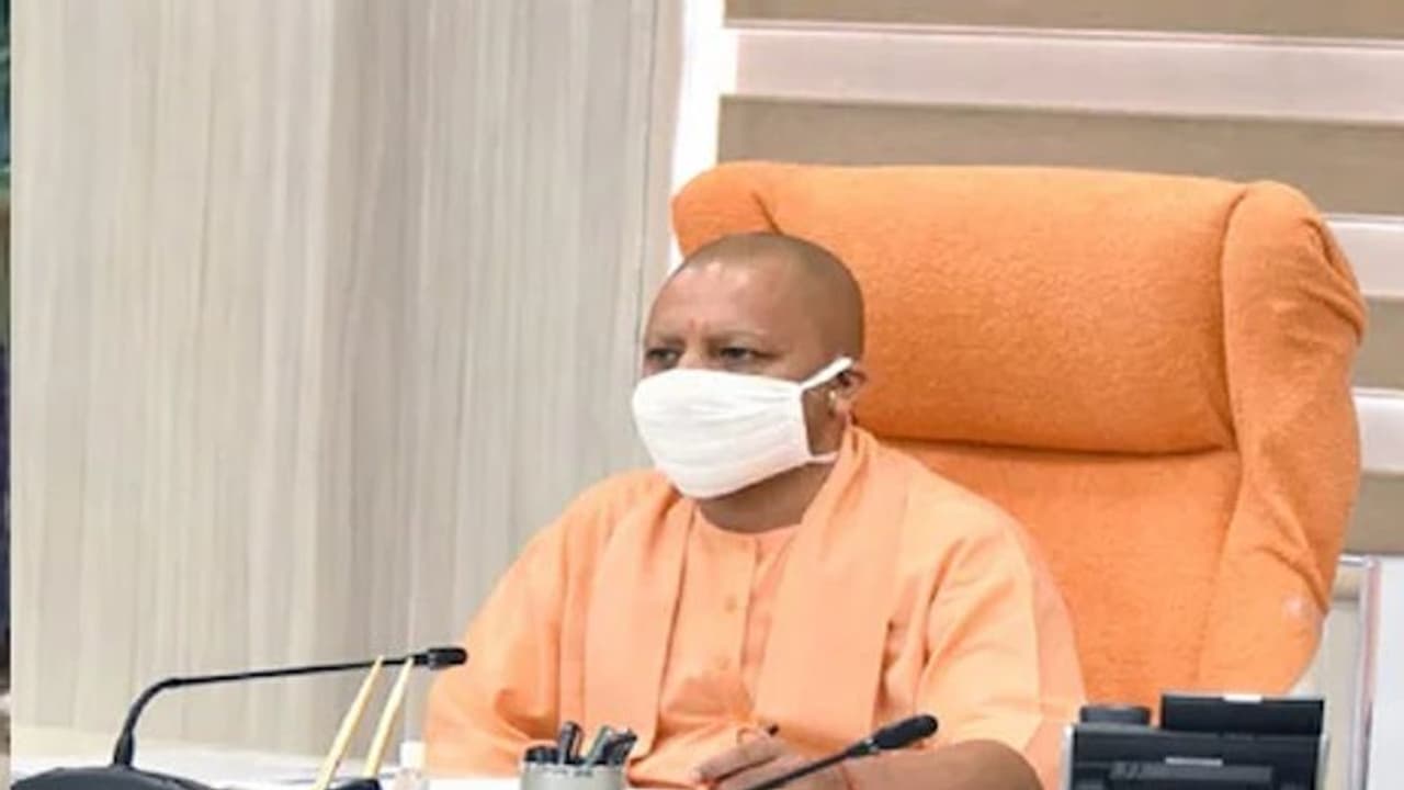 UP News: CM योगी ने स्वास्थ्य विभाग के अफसरों को  दिए निर्देश, कहा  वैक्सीनेशन के लिए घर घर किया जाए सर्वे