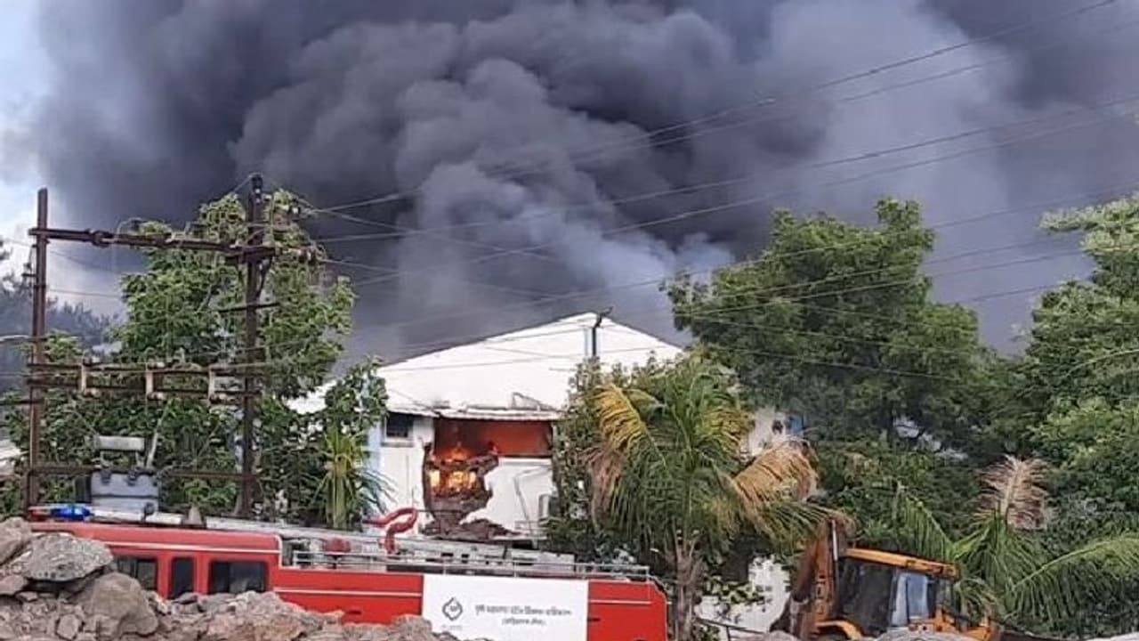 पुणे की केमिकल फैक्ट्री में लगी भीषण आग, 15 कर्मचारियों की मौत..कई मजदूरों के फंसे होने की आशंका पुणे की केमिकल फैक्ट्री में लगी भीषण आग, 15 कर्मचारियों की मौत..कई मजदूरों के फंसे होने की आशंका