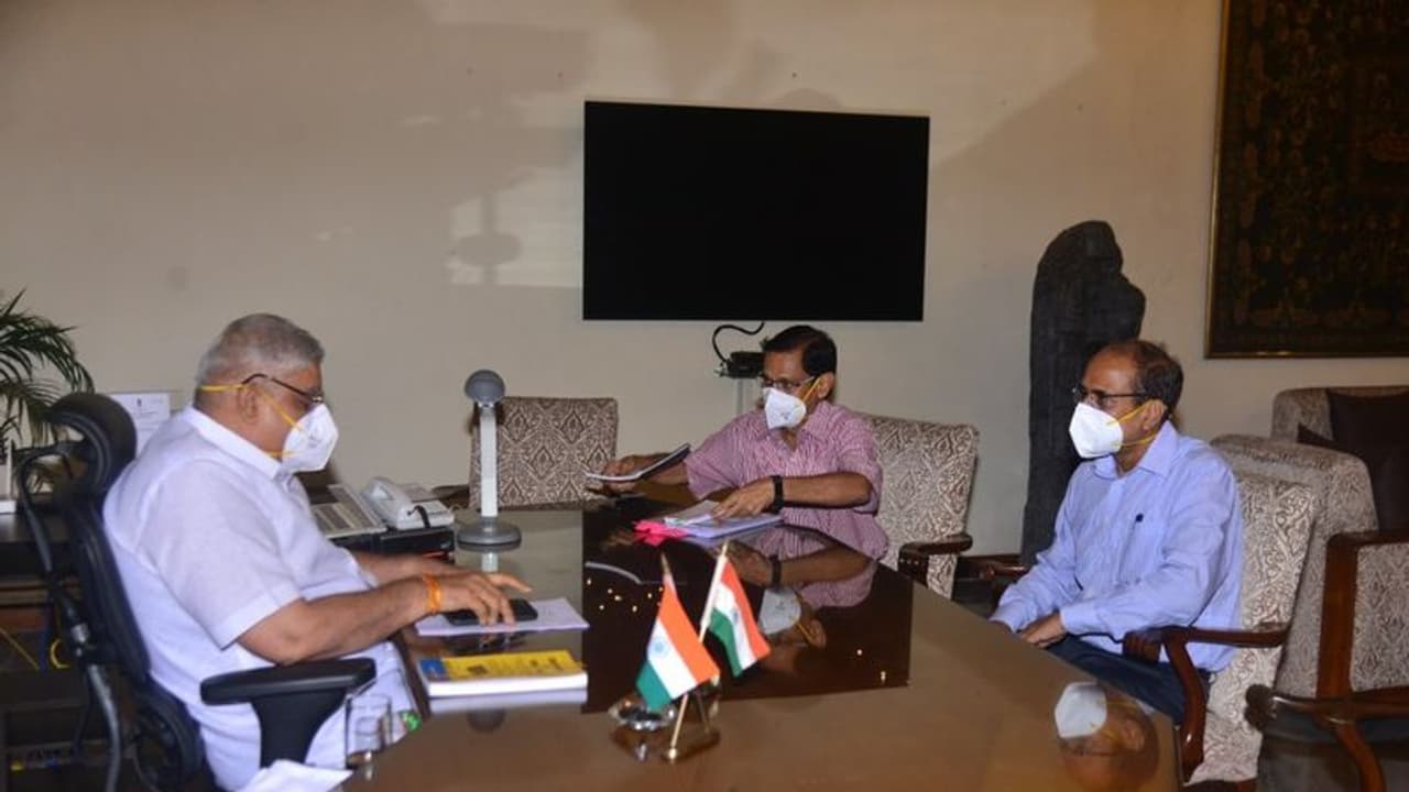 মুখ্যসচিবের ভোট পরবর্তী হিংসার রিপোর্টে অসন্তুষ্ট, টুইট করে জানালেন রাজ্যপাল