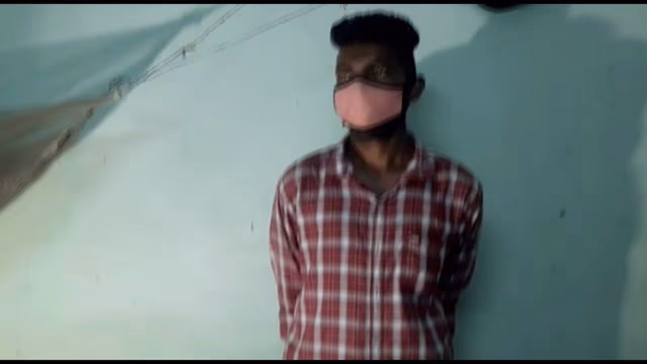 വാഴക്കുലകൾക്കുള്ളിൽ ഒളിപ്പിച്ച് കടത്താന് ശ്രമിച്ച കഞ്ചാവ് കുമളി ചെക്ക്പോസ്റ്റില് പിടികൂടി വാഴക്കുലകൾക്കുള്ളിൽ ഒളിപ്പിച്ച് കടത്താന് ശ്രമിച്ച കഞ്ചാവ് കുമളി ചെക്ക്പോസ്റ്റില് പിടികൂടി