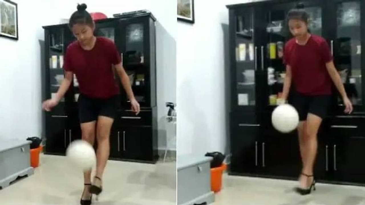 ഹൈഹീല്സ് ധരിച്ച് പന്ത് തട്ടുന്ന മിടുക്കി; വീഡിയോ വൈറല് ഹൈഹീല്സ് ധരിച്ച് പന്ത് തട്ടുന്ന മിടുക്കി; വീഡിയോ വൈറല്