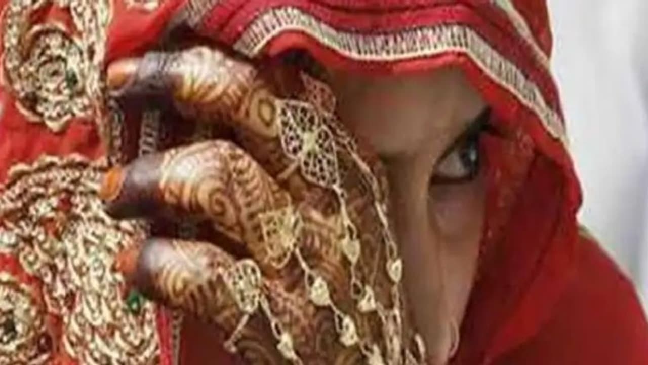 दूल्हे की चहलकदमी देख चौंकी दुल्हन, बोली मैं कुंवारी रह जाऊंगी लेकिन इससे शादी नहीं करूंगी दूल्हे की चहलकदमी देख चौंकी दुल्हन, बोली मैं कुंवारी रह जाऊंगी लेकिन इससे शादी नहीं करूंगी