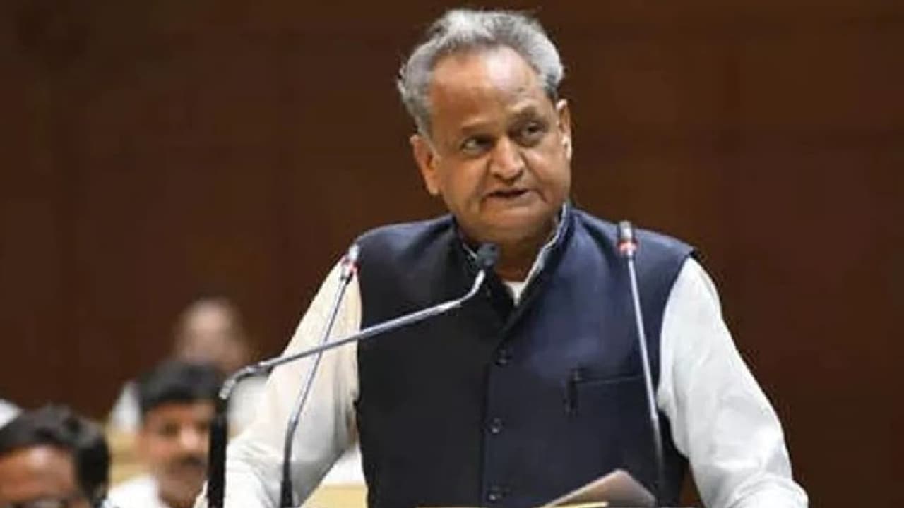 कोरोना के मामले कम होते ही एक्शन में CM गहलोत, देर रात 15 IPS अफसरों का किया तबादला..देखिए पूरी लिस्ट