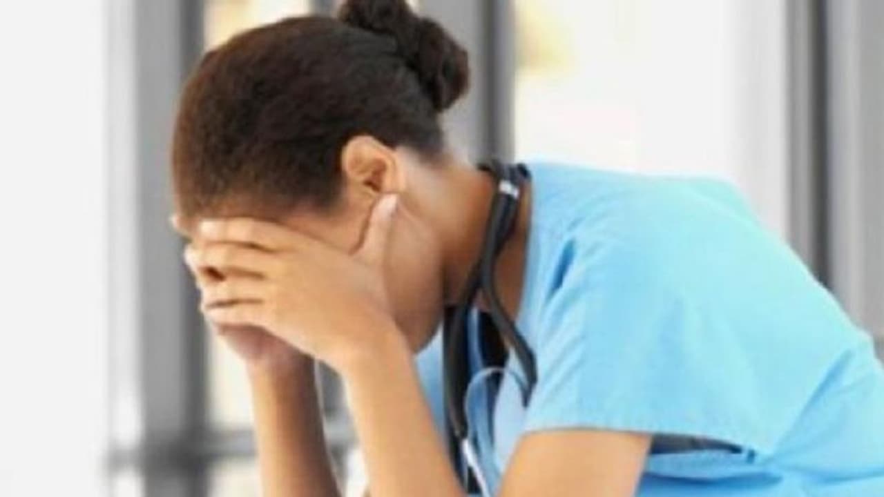 देवदूत बना दानव: डॉक्टर ने आधी रात को नर्स से किया रेप, कोरोना मरीजों का इलाज छोड़ करने लगा हैवानियत देवदूत बना दानव: डॉक्टर ने आधी रात को नर्स से किया रेप, कोरोना मरीजों का इलाज छोड़ करने लगा हैवानियत