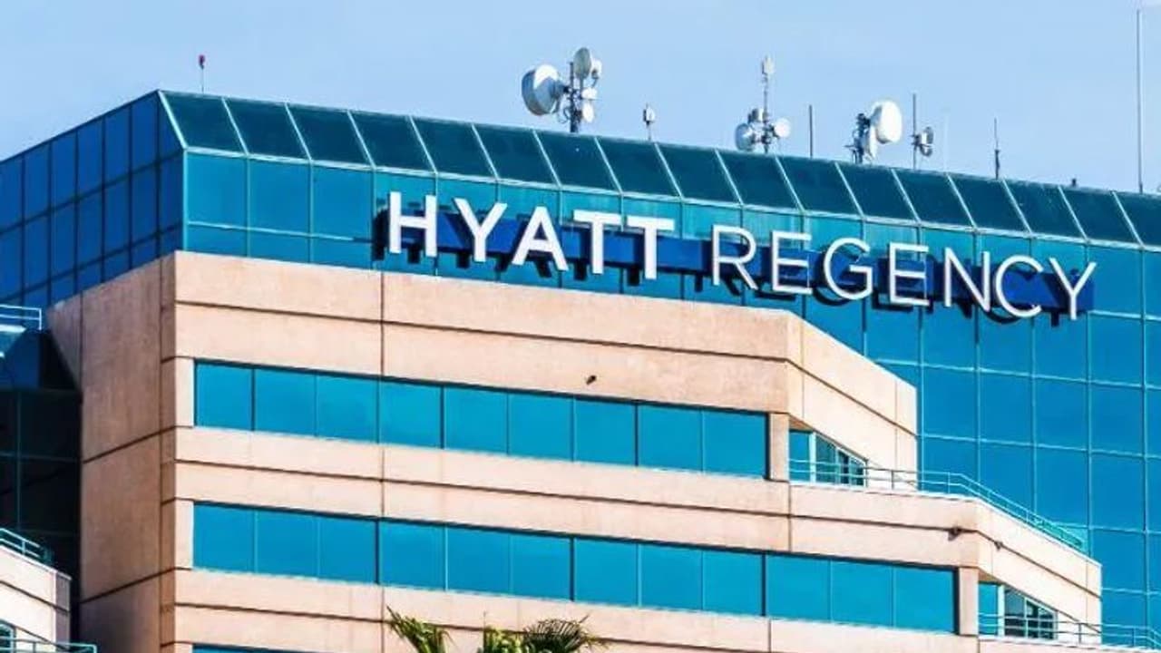 కరోనా సంక్షోభం: సిబ్బందికి వేతనాలు ఇవ్వలేక, మూతపడిన ఫైవ్ స్టార్ హోటల్ కరోనా సంక్షోభం: సిబ్బందికి వేతనాలు ఇవ్వలేక, మూతపడిన ఫైవ్ స్టార్ హోటల్