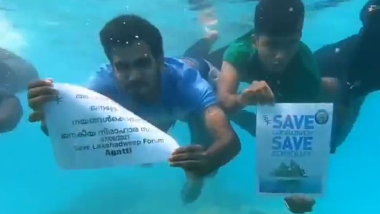 ಹೊಸ ನಿಯಮದ ವಿರುದ್ಧ ಬೀದಿಗಿಳಿದ ಜನ; ಲಕ್ಷದ್ವೀಪದಲ್ಲಿ ನೀರಿನೊಳಗೆ ಪ್ರತಿಭಟನೆ!