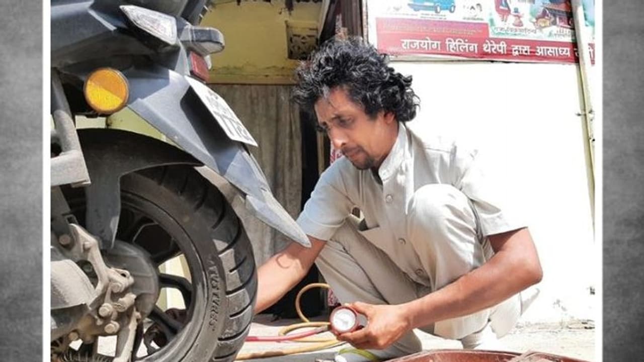 पिता की कोरोना से मौत, पंक्चर बनाने वाले बेटे ने मायूसी छोड़ 5 हजार घरों को खुद के खर्चे से किया सैनिटाइज पिता की कोरोना से मौत, पंक्चर बनाने वाले बेटे ने मायूसी छोड़ 5 हजार घरों को खुद के खर्चे से किया सैनिटाइज