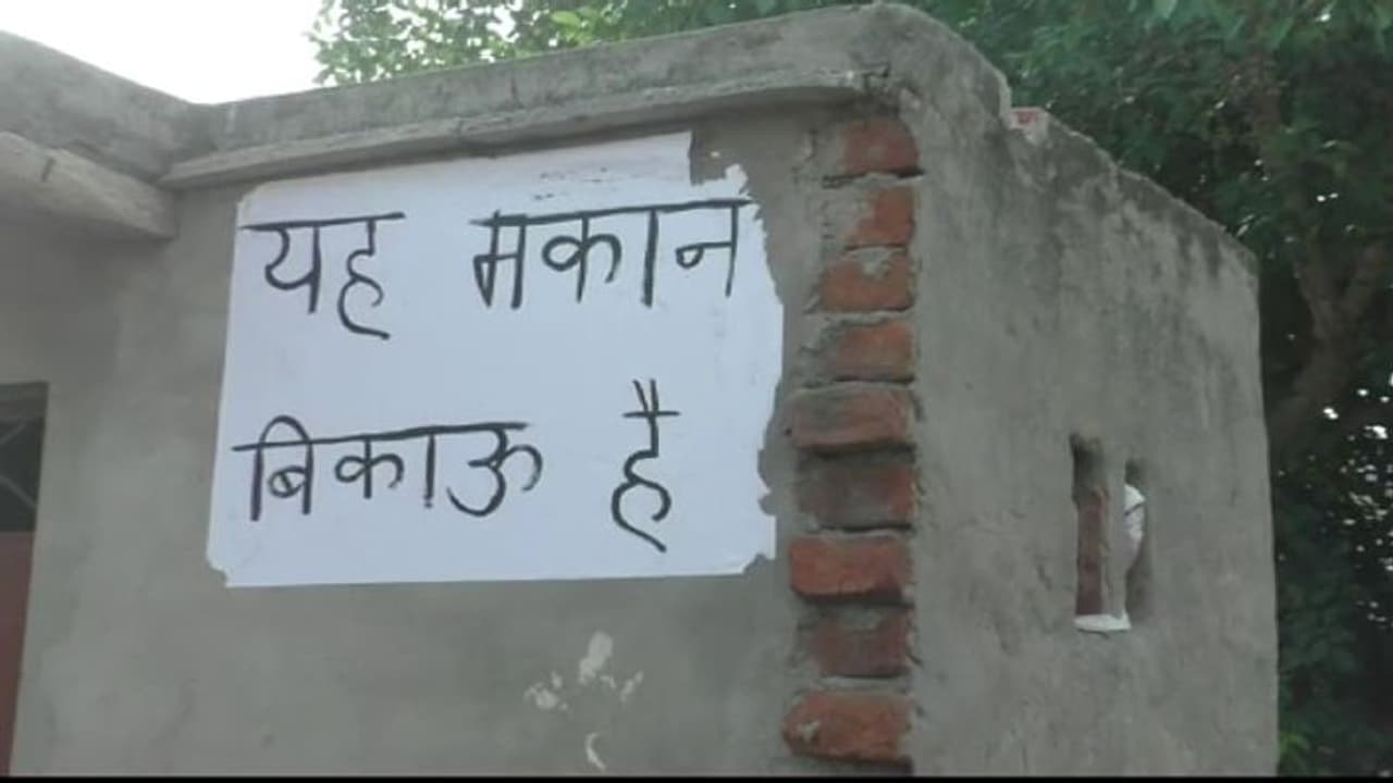यूपी के इस दलित काॅलोनी में हर घर पर ‘यह मकान बिकाऊ है’ का क्यों लगा बोर्ड ? यूपी के इस दलित काॅलोनी में हर घर पर ‘यह मकान बिकाऊ है’ का क्यों लगा बोर्ड ?
