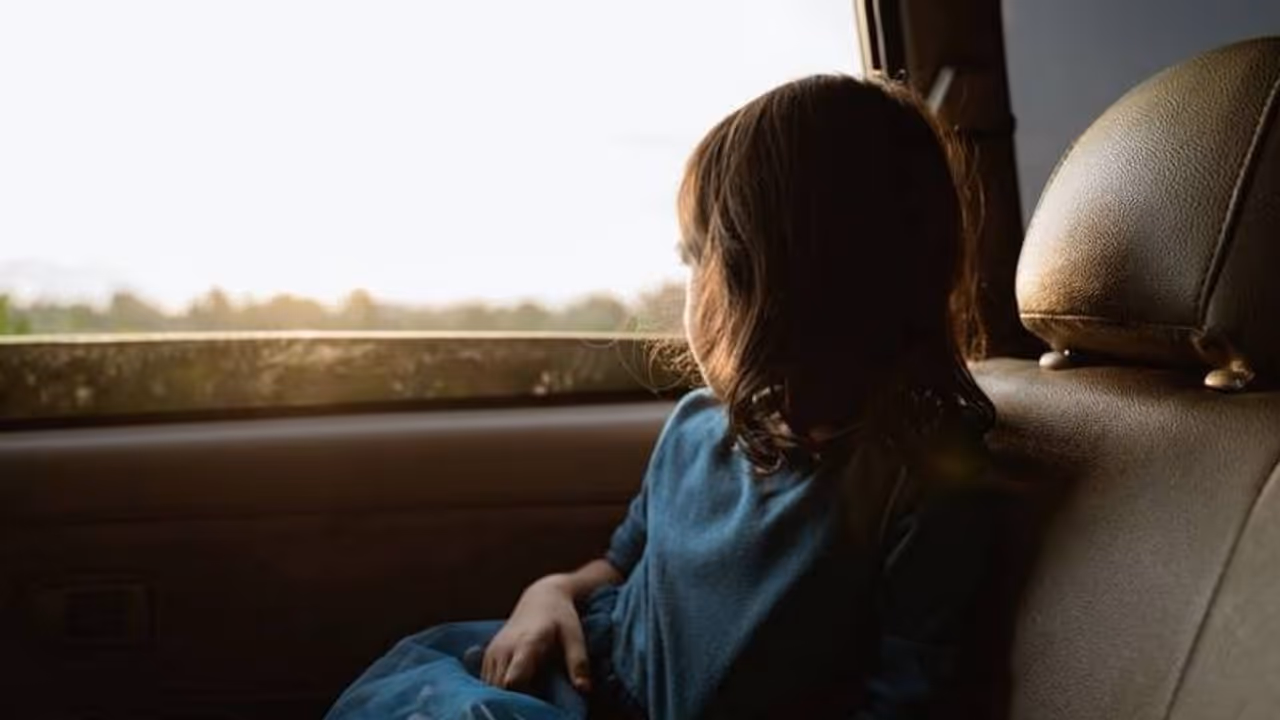 తల్లిదండ్రుల నిర్లక్ష్యం... పార్కింగ్ లోనే రెండేళ్ల కూతురిని మరిచి 160కి.మీ ప్రయాణం తల్లిదండ్రుల నిర్లక్ష్యం... పార్కింగ్ లోనే రెండేళ్ల కూతురిని మరిచి 160కి.మీ ప్రయాణం