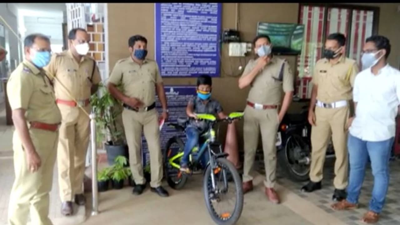 സൈക്കിള് കാണാനില്ല; പത്തു വയസുകാരന്റെ പരാതി കിട്ടി നാലാം നാളില് പരിഹാരം സൈക്കിള് കാണാനില്ല; പത്തു വയസുകാരന്റെ പരാതി കിട്ടി നാലാം നാളില് പരിഹാരം
