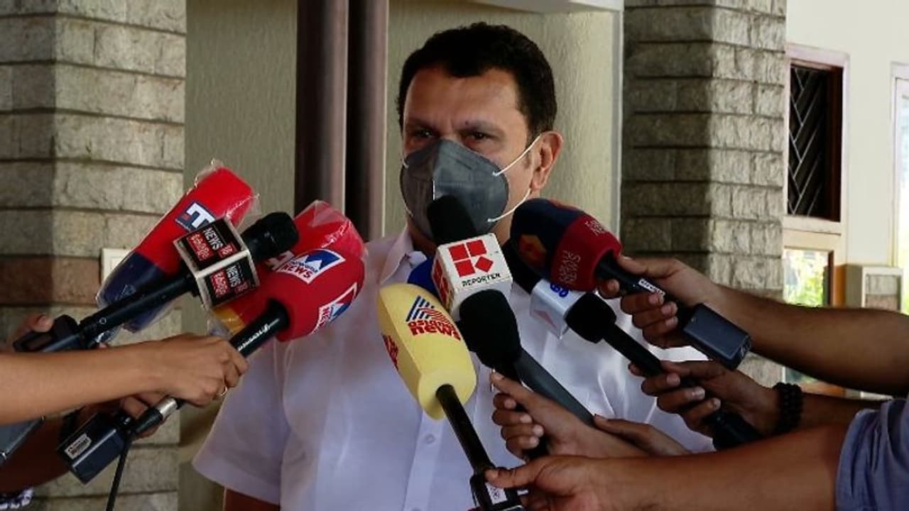 'കുടിയൊഴിപ്പിക്കപ്പെടുക 20,000 കുടുംബങ്ങള്‍ '; സെമി ഹൈസ്‍പീഡ് റെയില്‍ പദ്ധതി നടപ്പിലാക്കരുതെന്ന് കെ മുരളീധരന്‍