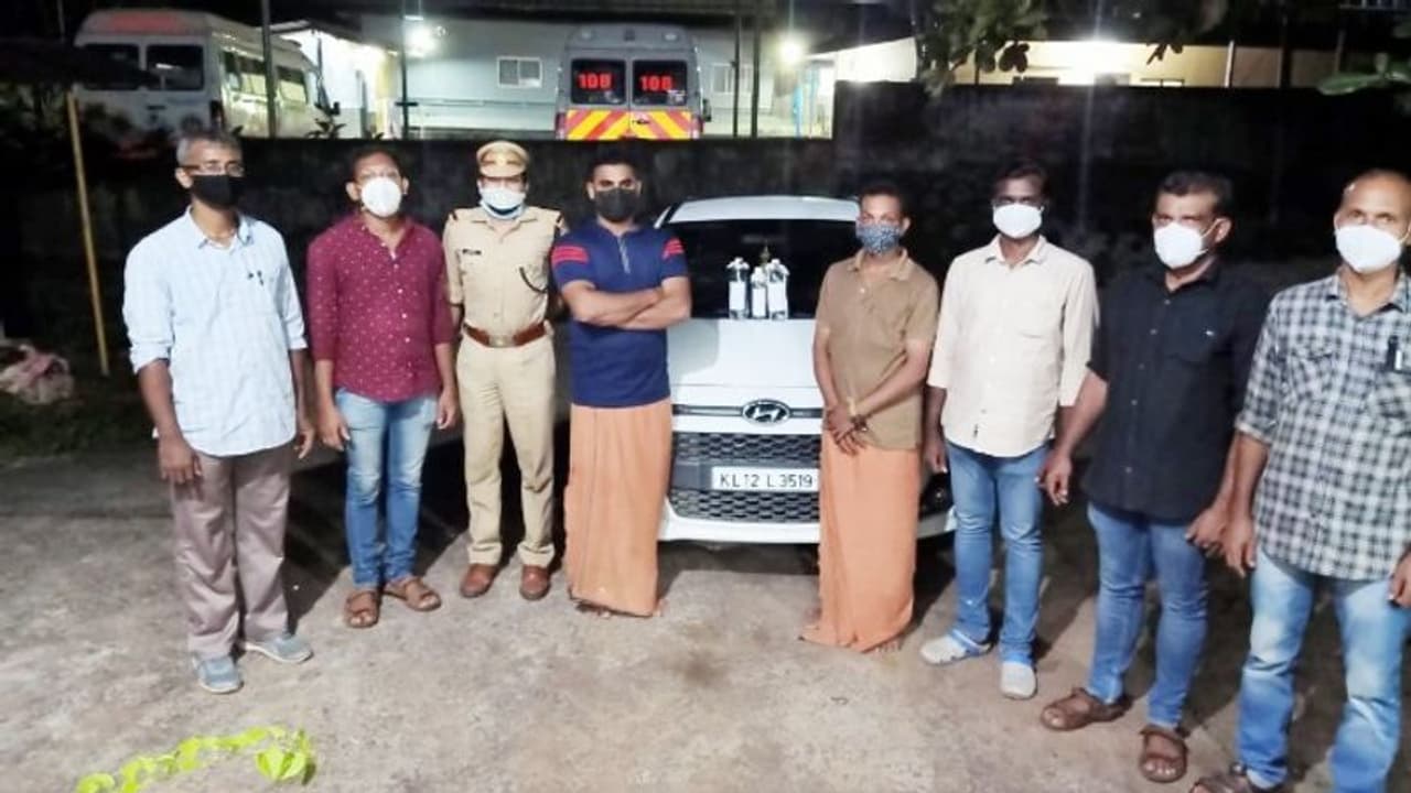 കാറില് ചാരായം കടത്തുന്നതിനിടെ കോഴിക്കോട് രണ്ടുപേർ എക്സൈസ് പിടിയിൽ കാറില് ചാരായം കടത്തുന്നതിനിടെ കോഴിക്കോട് രണ്ടുപേർ എക്സൈസ് പിടിയിൽ