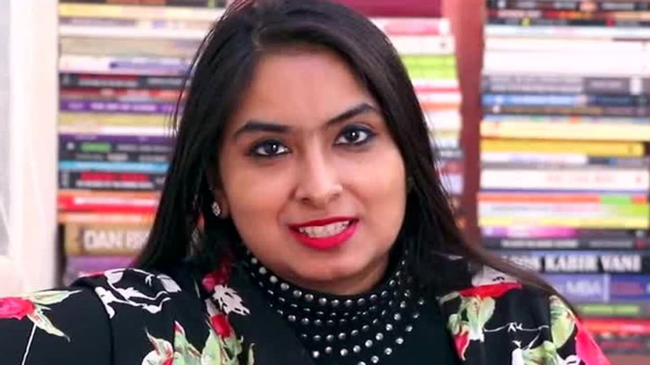 फर्जी PHD डिग्री के जरिए नौकरी पाने वाली इस प्रोड्यूसर पर धोखाधड़ी और जालसाजी का आरोप, गिरफ्तार फर्जी PHD डिग्री के जरिए नौकरी पाने वाली इस प्रोड्यूसर पर धोखाधड़ी और जालसाजी का आरोप, गिरफ्तार