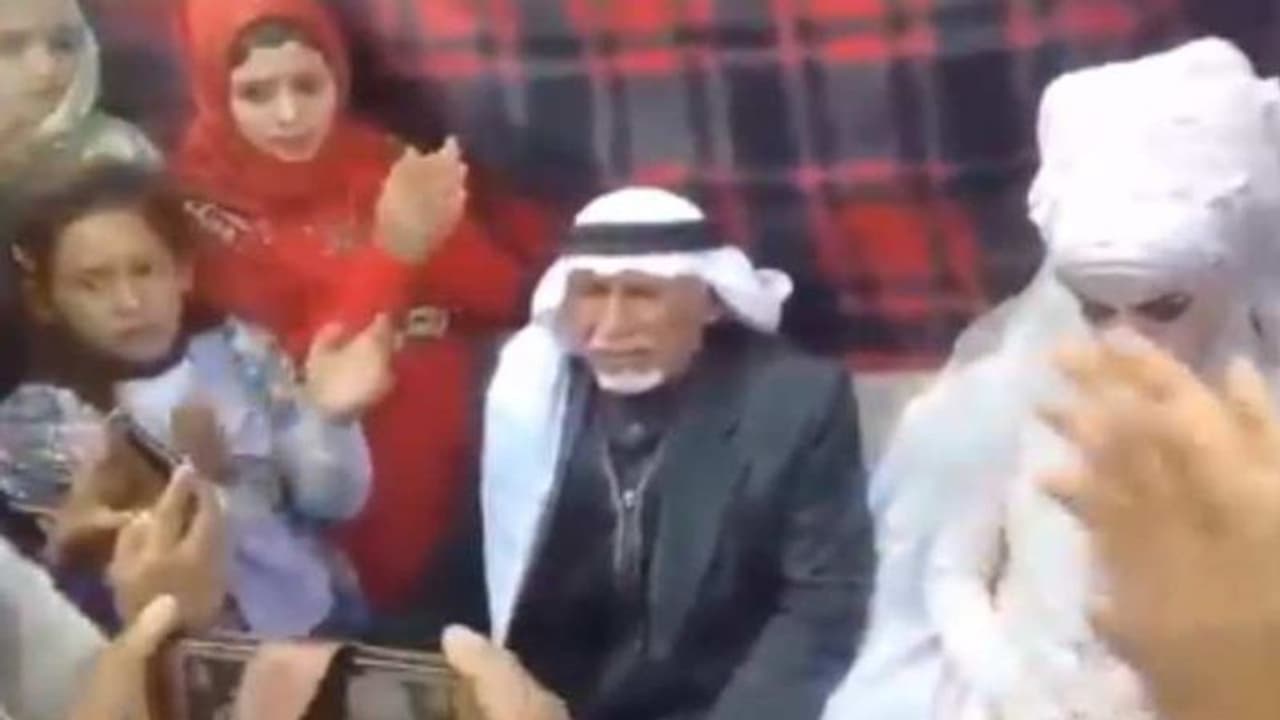 नहीं देखी होगी ऐसी शादी: 28 पत्नियों के सामने 37वीं बार दूल्हा बना ये बुजुर्ग नहीं देखी होगी ऐसी शादी: 28 पत्नियों के सामने 37वीं बार दूल्हा बना ये बुजुर्ग