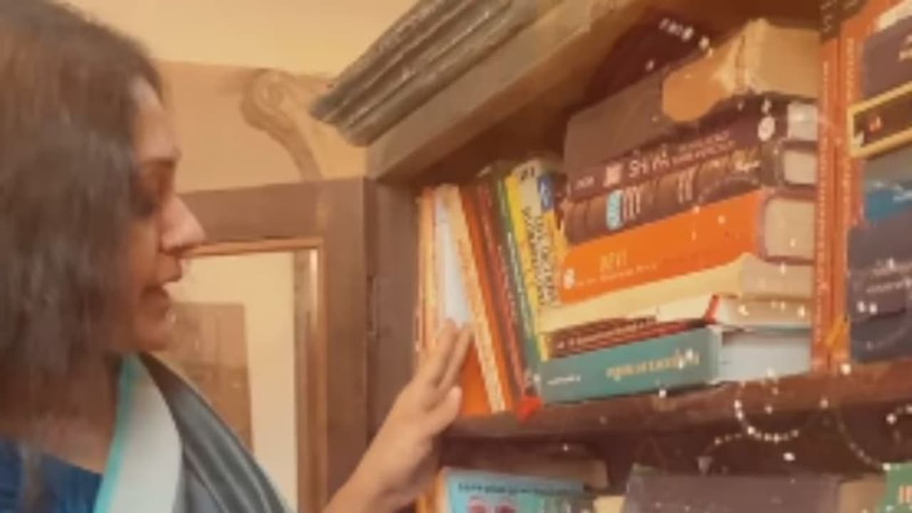 'ലോകത്തിലേക്കുള്ള എന്റെ ജാലകം', പുസ്തക ശേഖരത്തെ കുറിച്ച് ശോഭന 'ലോകത്തിലേക്കുള്ള എന്റെ ജാലകം', പുസ്തക ശേഖരത്തെ കുറിച്ച് ശോഭന