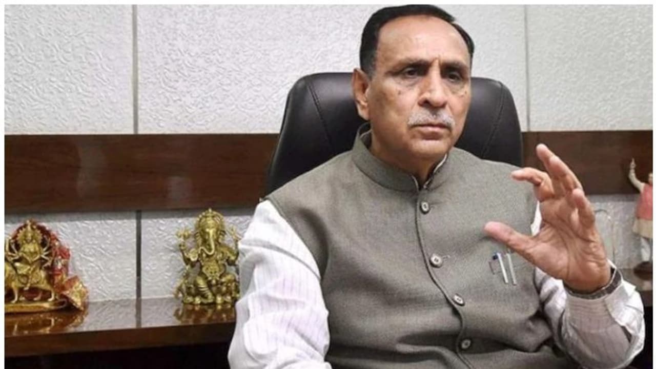 सीनियर बीजेपी लीडर ने कहा रुपाणी का इस्तीफा कोई आश्चर्यजनक नहीं, पार्टी कार्यालय पहुंचे मनसुख मांडविया