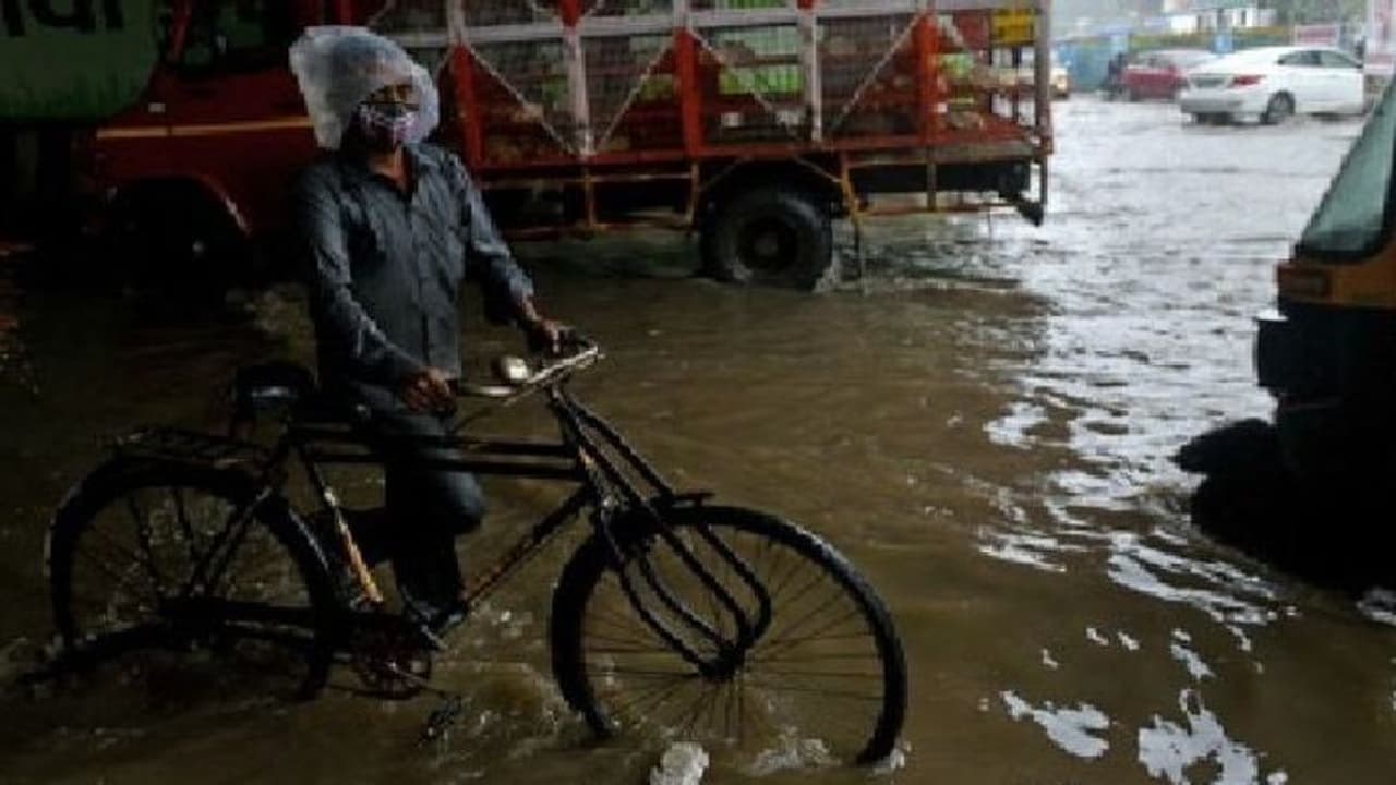 தமிழகத்தில் வெளுத்து வாங்கப்போகும் கனமழை... எந்தெந்த மாவட்டங்களில் தெரியுமா..? தமிழகத்தில் வெளுத்து வாங்கப்போகும் கனமழை... எந்தெந்த மாவட்டங்களில் தெரியுமா..?