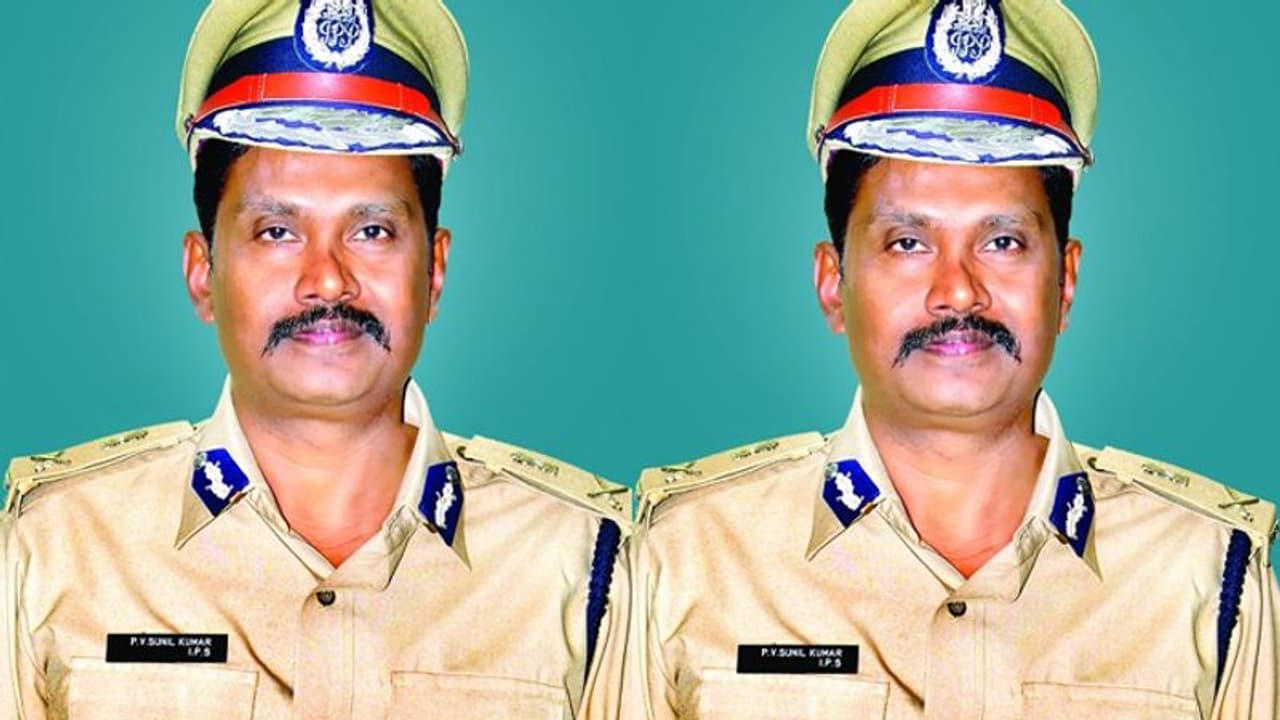 రిజర్వేషన్ వివాదం, చిక్కుల్లో ఏపీ సీఐడీ డీజీ సునీల్ కుమార్, కేంద్ర హోంశాఖకు ఫిర్యాదు రిజర్వేషన్ వివాదం, చిక్కుల్లో ఏపీ సీఐడీ డీజీ సునీల్ కుమార్, కేంద్ర హోంశాఖకు ఫిర్యాదు