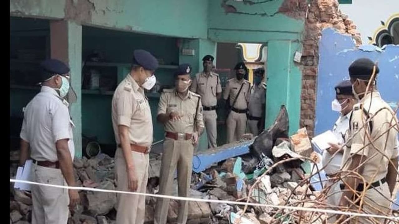 बांका मदरसा में ब्लास्टः BJP MLA का विवादित बयान,कहा मदरसों में बम बनाने व हिंसा फैलाने की दी जाती है ट्रेनिंग बांका मदरसा में ब्लास्टः BJP MLA का विवादित बयान,कहा मदरसों में बम बनाने व हिंसा फैलाने की दी जाती है ट्रेनिंग