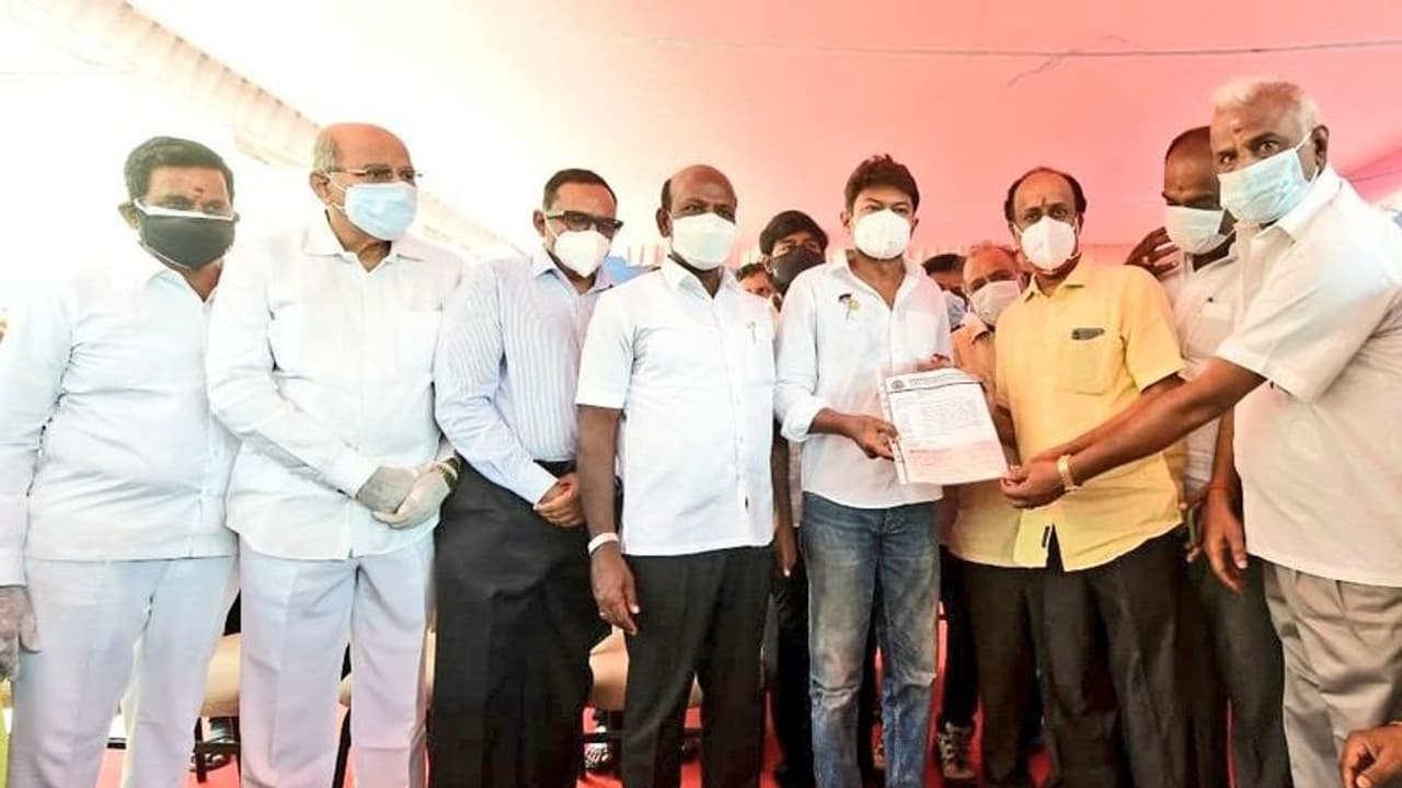 தயாரிப்பாளர்கள் சங்கம் சார்பில் முதல்வர் நிவாரண நிதிக்கு ரூ.10 லட்சம் வழங்கப்பட்டது! தயாரிப்பாளர்கள் சங்கம் சார்பில் முதல்வர் நிவாரண நிதிக்கு ரூ.10 லட்சம் வழங்கப்பட்டது!