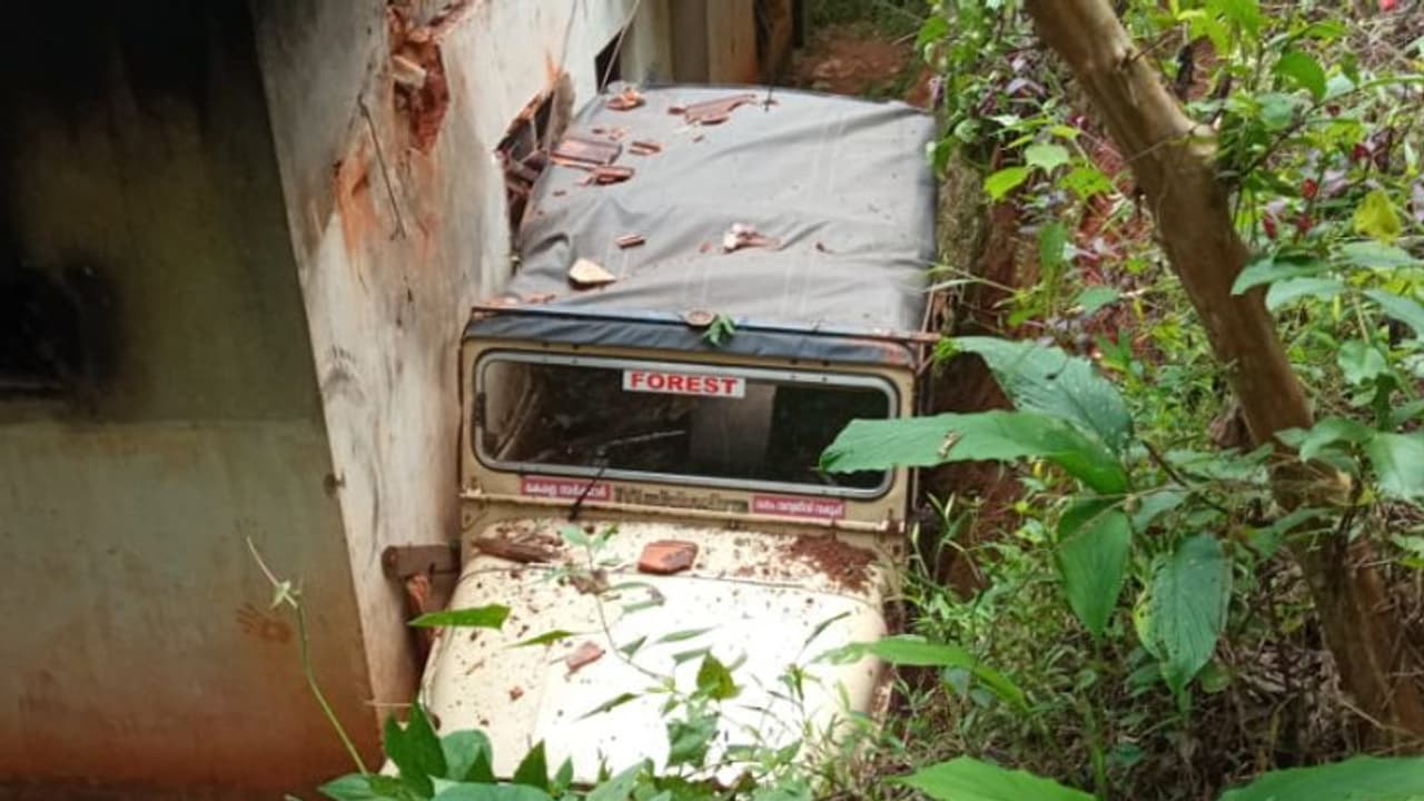 ഫോറസ്റ്റ് ജീപ്പ് നിയന്ത്രണം വിട്ട് വീടിന് മുകളിലേക്ക് മറിഞ്ഞ് ആറ് ഉദ്യോഗസ്ഥർക്ക് പരിക്ക് ഫോറസ്റ്റ് ജീപ്പ് നിയന്ത്രണം വിട്ട് വീടിന് മുകളിലേക്ക് മറിഞ്ഞ് ആറ് ഉദ്യോഗസ്ഥർക്ക് പരിക്ക്