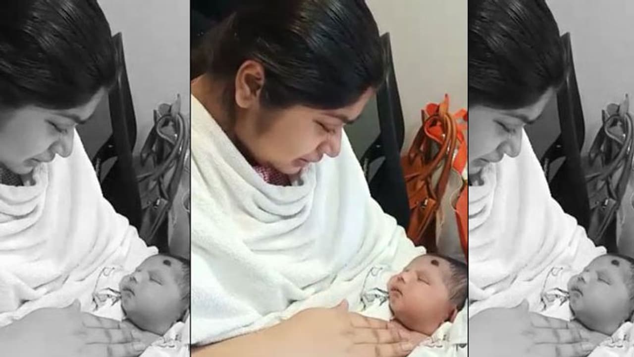 10 दिनों तक वेंटिलेटर पर कोरोना के खिलाफ लड़ाई के बाद गोद में उठाया बच्चा, तो निकल पड़े 'जीत' के आंसू 10 दिनों तक वेंटिलेटर पर कोरोना के खिलाफ लड़ाई के बाद गोद में उठाया बच्चा, तो निकल पड़े 'जीत' के आंसू