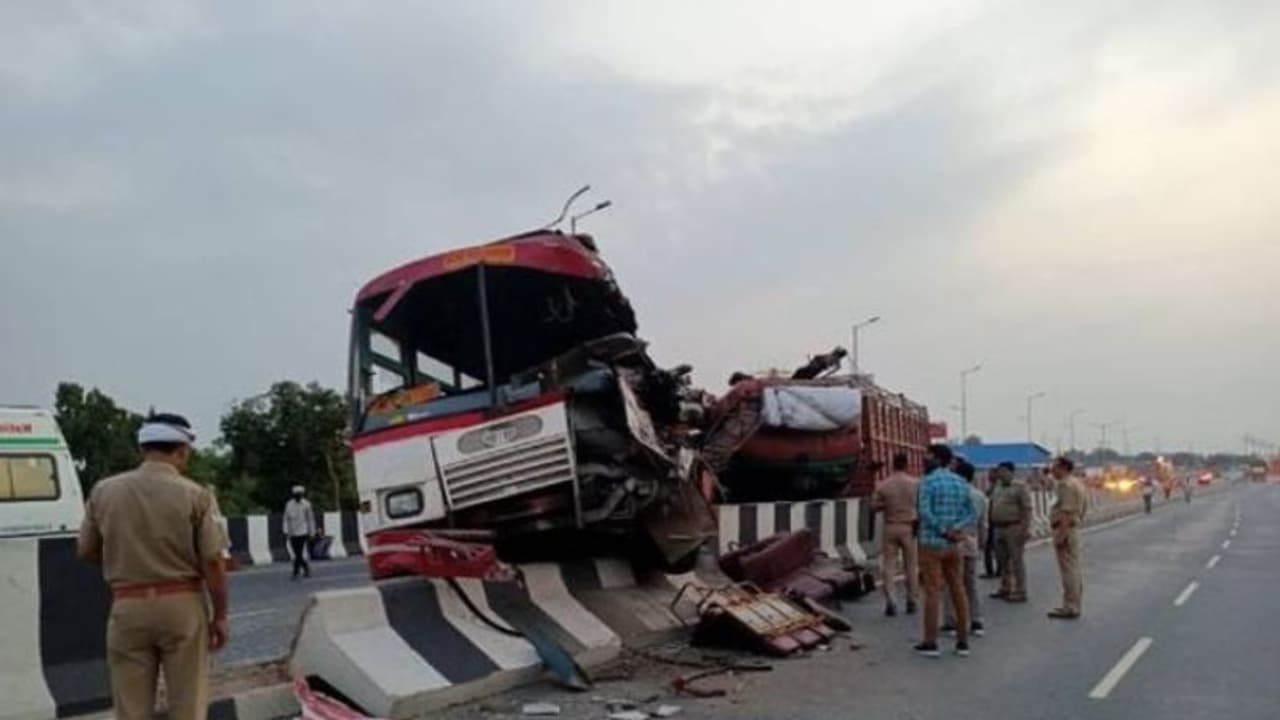 रोडवेज बस DCM से टकराने के बाद डिवाइडर पर चढ़ी, मौके पर ही 4 यात्रियों की मौत, 12 की हालत नाजुक रोडवेज बस DCM से टकराने के बाद डिवाइडर पर चढ़ी, मौके पर ही 4 यात्रियों की मौत, 12 की हालत नाजुक