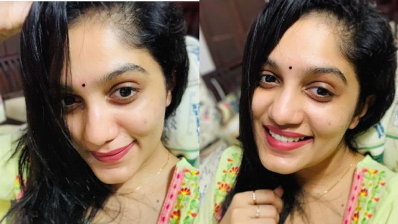 'പെൺകുട്ടികളുടെ ഏറ്റവും മികച്ച മേക്കപ്പ്', ഫോട്ടോ പങ്കുവെച്ച് ആര്യ 'പെൺകുട്ടികളുടെ ഏറ്റവും മികച്ച മേക്കപ്പ്', ഫോട്ടോ പങ്കുവെച്ച് ആര്യ