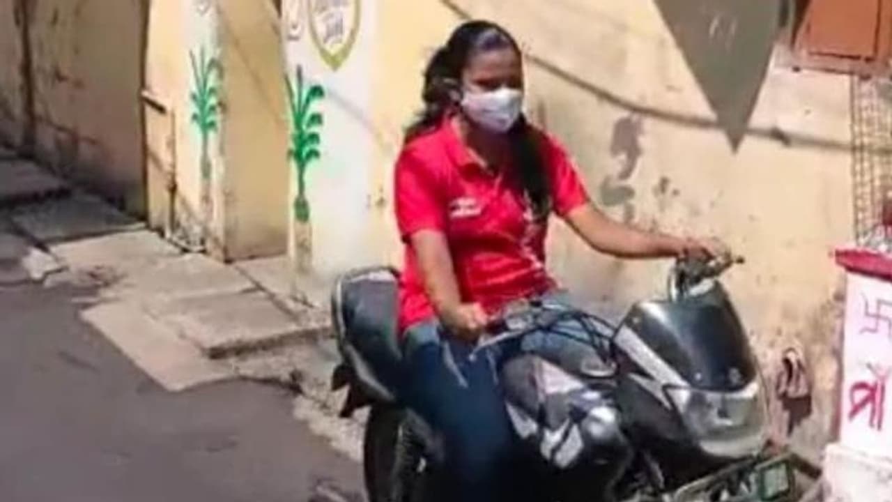लॉकडाउन में गई पिता की जॉब, परिवार का पेट पालने बाइक से फूड डिलीवरी करने लगी 12वीं की छात्रा लॉकडाउन में गई पिता की जॉब, परिवार का पेट पालने बाइक से फूड डिलीवरी करने लगी 12वीं की छात्रा