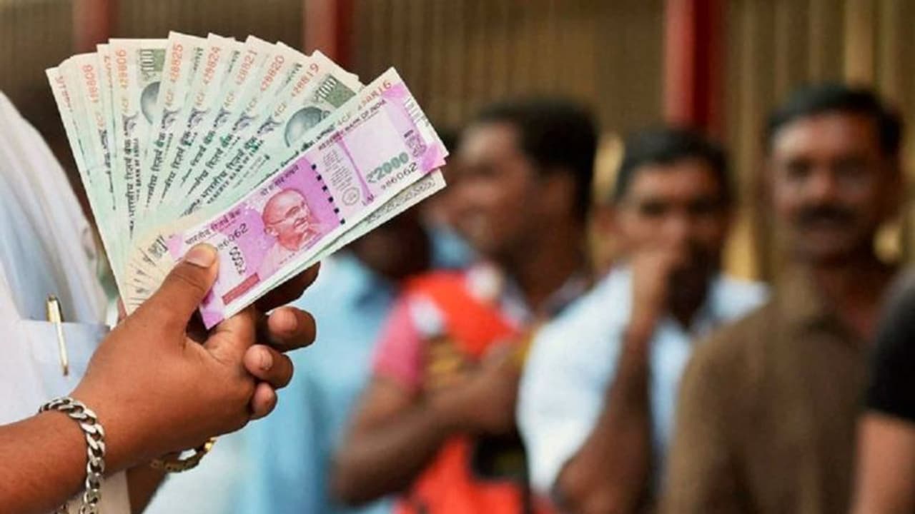 পয়লা জুলাই থেকে বদলে যাচ্ছে ব্যাংকের বেশ কিছু নিয়ম, না জানলে হতে পারে সমস্যা পয়লা জুলাই থেকে বদলে যাচ্ছে ব্যাংকের বেশ কিছু নিয়ম, না জানলে হতে পারে সমস্যা