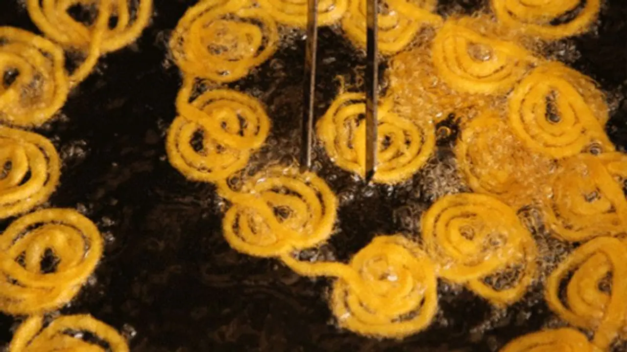 IPS officer says his wife doesn't let him eat jalebis, her response leaves Twitter in splits