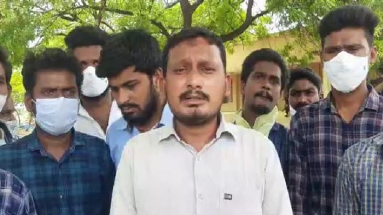 ఈటెల ఎఫెక్ట్ : హుజూరాబాద్ లో టీఆర్ఎస్ కు భారీ షాక్... వరుస రాజీనామాలు.. (వీడియో) ఈటెల ఎఫెక్ట్ : హుజూరాబాద్ లో టీఆర్ఎస్ కు భారీ షాక్... వరుస రాజీనామాలు.. (వీడియో)