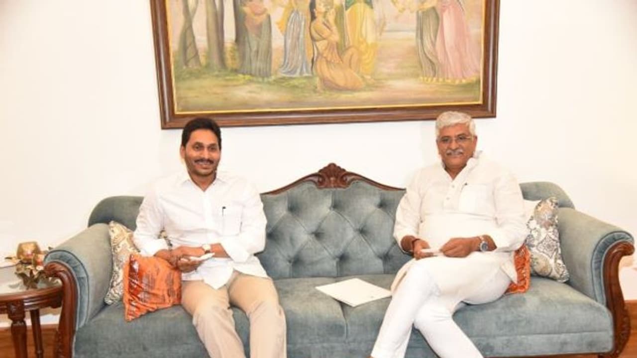 హైదరాబాద్ వల్ల చాలా ఇబ్బంది... రాజమండ్రి బెటర్: కేంద్ర మంత్రితో సీఎం జగన్ హైదరాబాద్ వల్ల చాలా ఇబ్బంది... రాజమండ్రి బెటర్: కేంద్ర మంత్రితో సీఎం జగన్