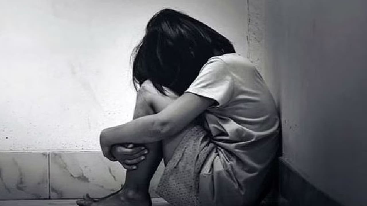 2 शिक्षक बने दरिंदे: छठी की छात्रा का कई बार रेप कर किया गर्भवती, एक करता हैवानियत तो दूसरा देता पहरा 2 शिक्षक बने दरिंदे: छठी की छात्रा का कई बार रेप कर किया गर्भवती, एक करता हैवानियत तो दूसरा देता पहरा