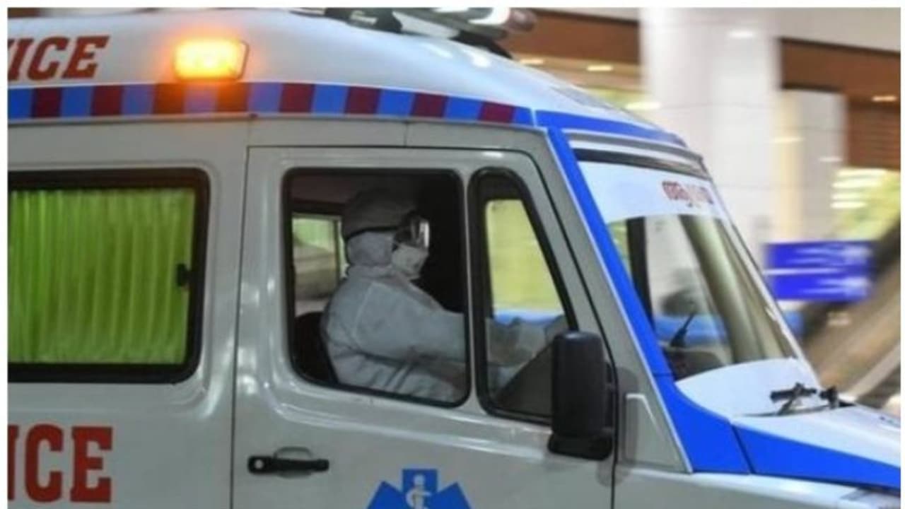 சாலைகளில் ஆம்புலன்ஸ்க்கு வழிவிட தவறினால் ரூ.10 ஆயிரம் அபராதம்.. குடித்துவிட்டு ஓட்டினாலும் ஆப்பு தான்..! சாலைகளில் ஆம்புலன்ஸ்க்கு வழிவிட தவறினால் ரூ.10 ஆயிரம் அபராதம்.. குடித்துவிட்டு ஓட்டினாலும் ஆப்பு தான்..!