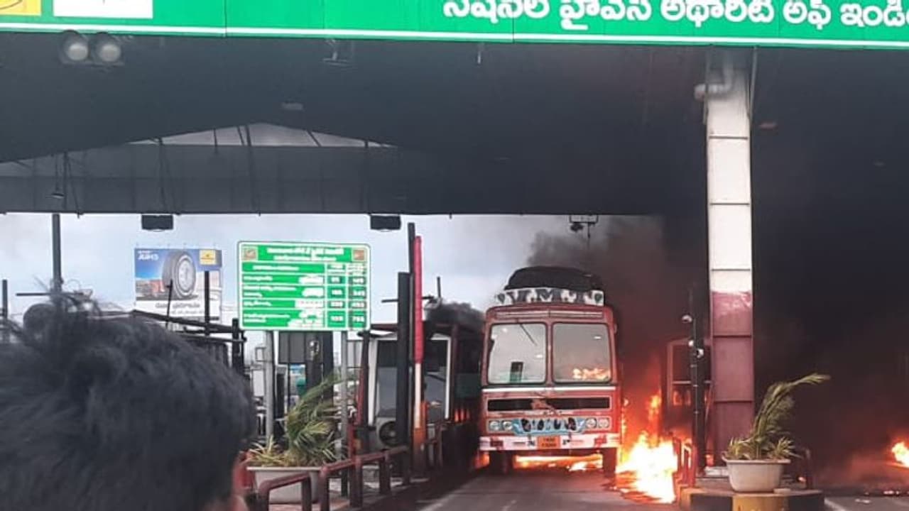 మంగళగిరి: కాజా టోల్ప్లాజా వద్ద లారీలో అగ్నిప్రమాదం... కాలి బూడిదైన క్యాష్ కౌంటర్లు మంగళగిరి: కాజా టోల్ప్లాజా వద్ద లారీలో అగ్నిప్రమాదం... కాలి బూడిదైన క్యాష్ కౌంటర్లు