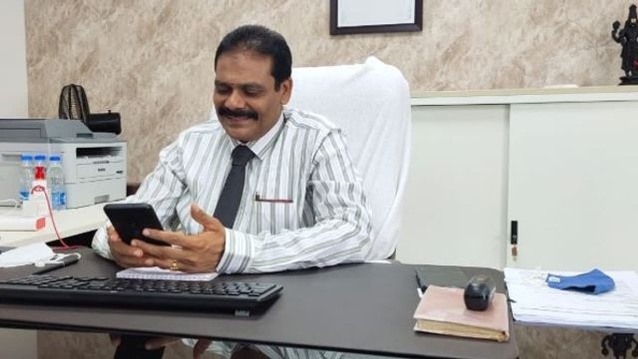 సోషల్ మీడియాలో కరోనా ప్రచారం... తెలంగాణ కంటే ఏపీ టాప్: డాక్టర్ ఆర్జా శ్రీకాంత్ సోషల్ మీడియాలో కరోనా ప్రచారం... తెలంగాణ కంటే ఏపీ టాప్: డాక్టర్ ఆర్జా శ్రీకాంత్