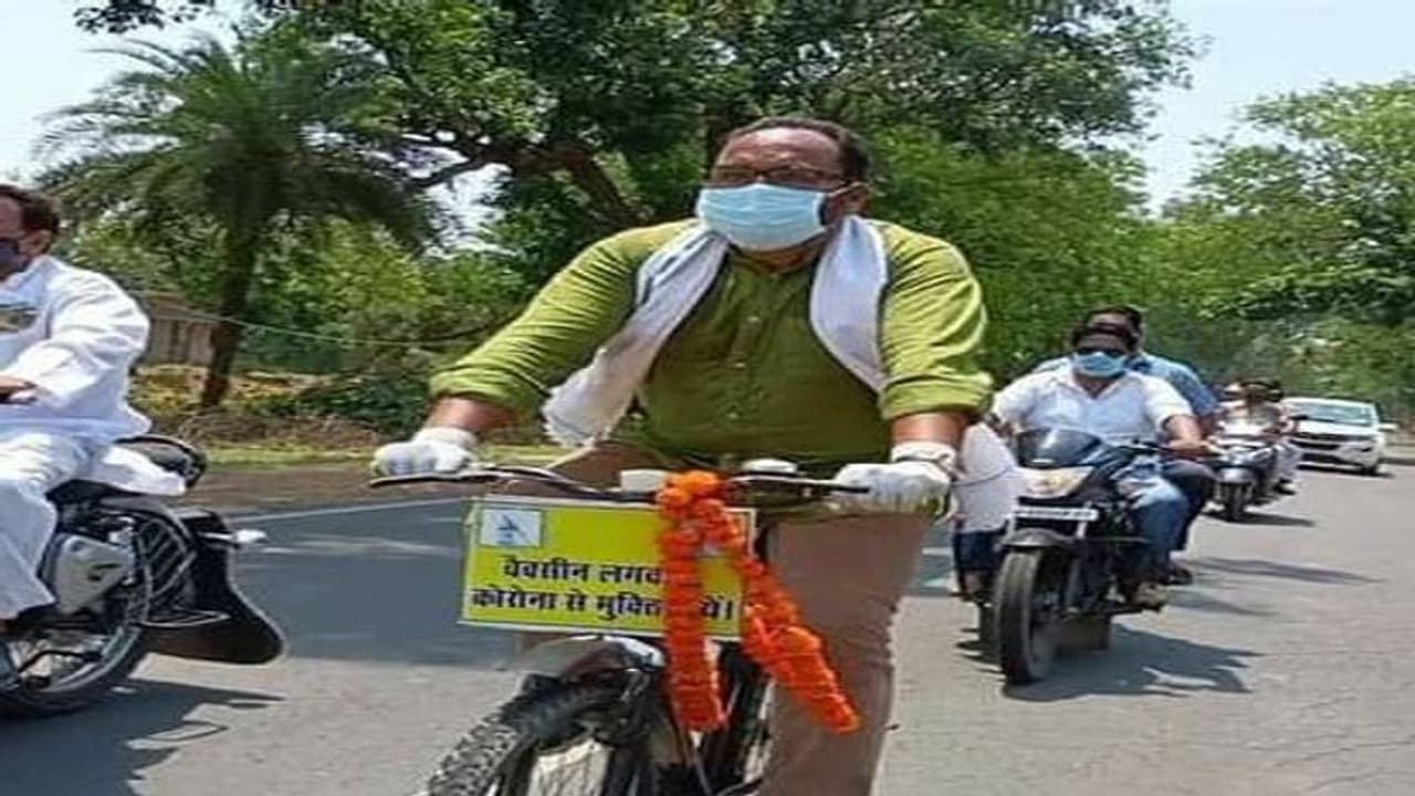 पांचवीं बार विधायक, दो बार मंत्री, एक बार सांसद: साइकिल से गांव गांव पहुंच कर रहे वैक्सीन लगाने की अपील