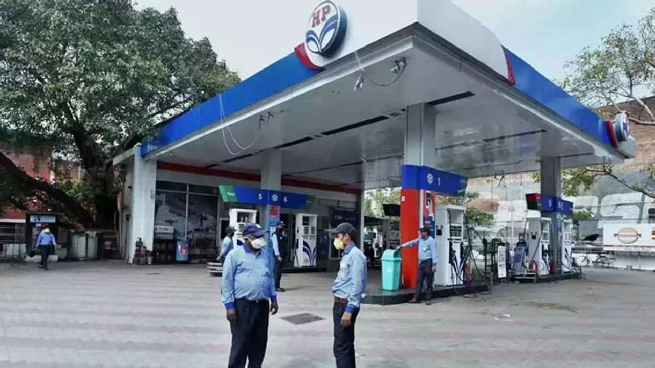 गजब.. इस शहर में मिल रहा सबसे सस्ता पेट्रोल और डीजल, भाव सुनकर नहीं करेंगे यकीन गजब.. इस शहर में मिल रहा सबसे सस्ता पेट्रोल और डीजल, भाव सुनकर नहीं करेंगे यकीन