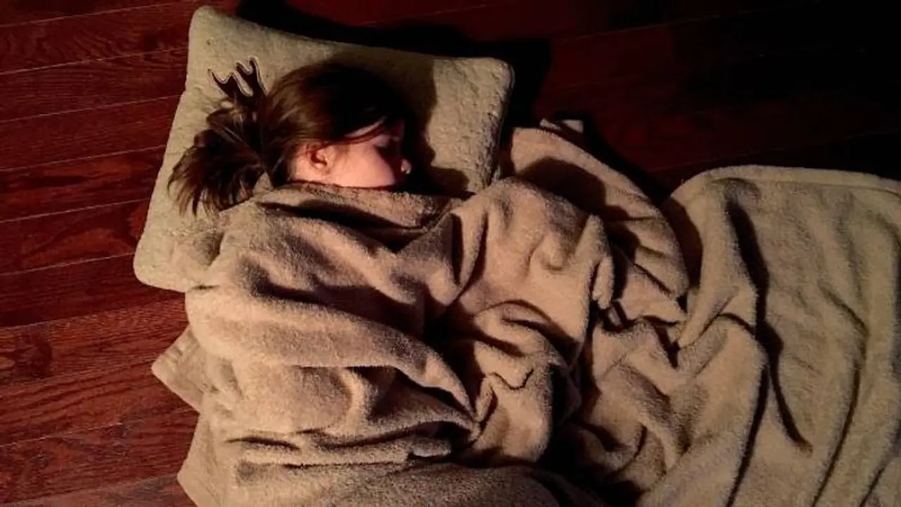 தலை முதல் கால் வரை கெட்டியாக போர்வையால் போர்த்திக்கொண்டு தூங்கினால் இதுதான் நடக்கும்..!! தலை முதல் கால் வரை கெட்டியாக போர்வையால் போர்த்திக்கொண்டு தூங்கினால் இதுதான் நடக்கும்..!!