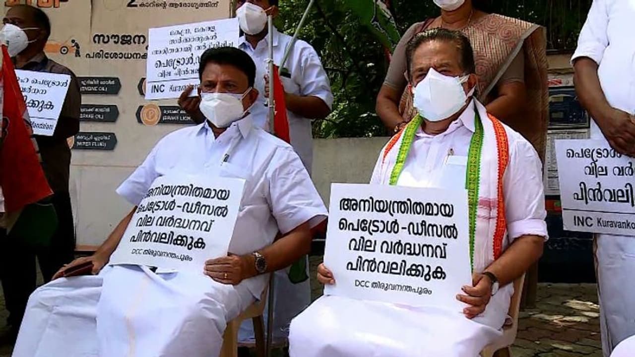 ഇന്ധനവില വ‍ർധിക്കുമ്പോൾ കേരള സർക്കാരിന് ആഹ്ളാദം, മുട്ടിൽ കേസ് പ്രതികൾക്ക് മുഖ്യമന്ത്രിയുമായി ബന്ധം: ചെന്നിത്തല