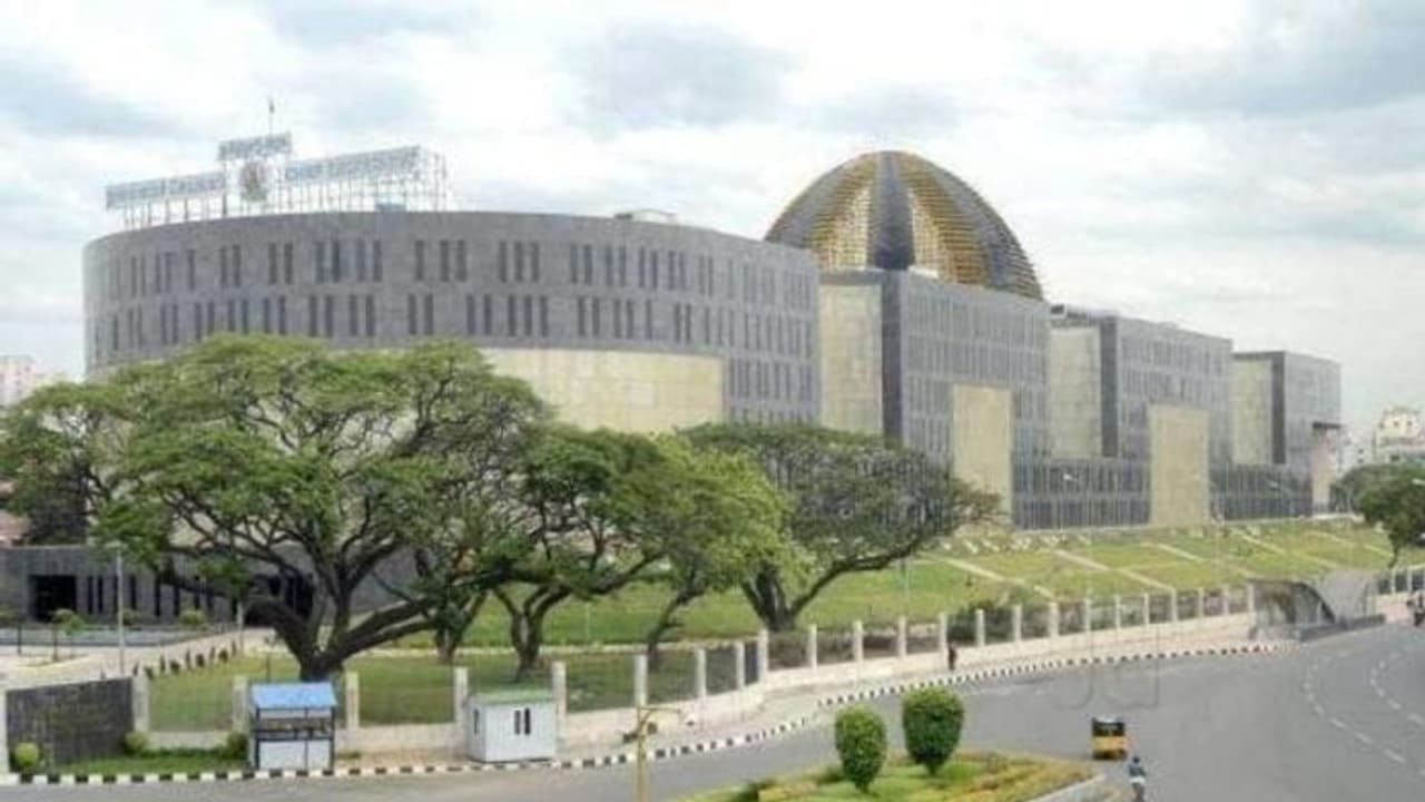 ஓமாந்தூரார் அரசு மருத்துவமனையை திரும்பவும் சட்டப்பேரவையாக மாத்துங்க... எம்.எல்.ஏ.க்களின் அதிரடி கோரிக்கை! ஓமாந்தூரார் அரசு மருத்துவமனையை திரும்பவும் சட்டப்பேரவையாக மாத்துங்க... எம்.எல்.ஏ.க்களின் அதிரடி கோரிக்கை!