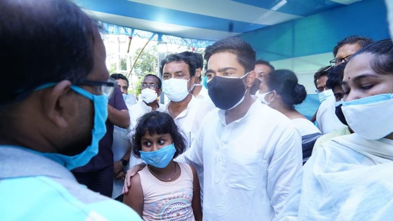 বজ্রপাতে মৃতদের পরিবারের পাশে অভিষেক, দিলেন সাহায্যের আশ্বাস বজ্রপাতে মৃতদের পরিবারের পাশে অভিষেক, দিলেন সাহায্যের আশ্বাস