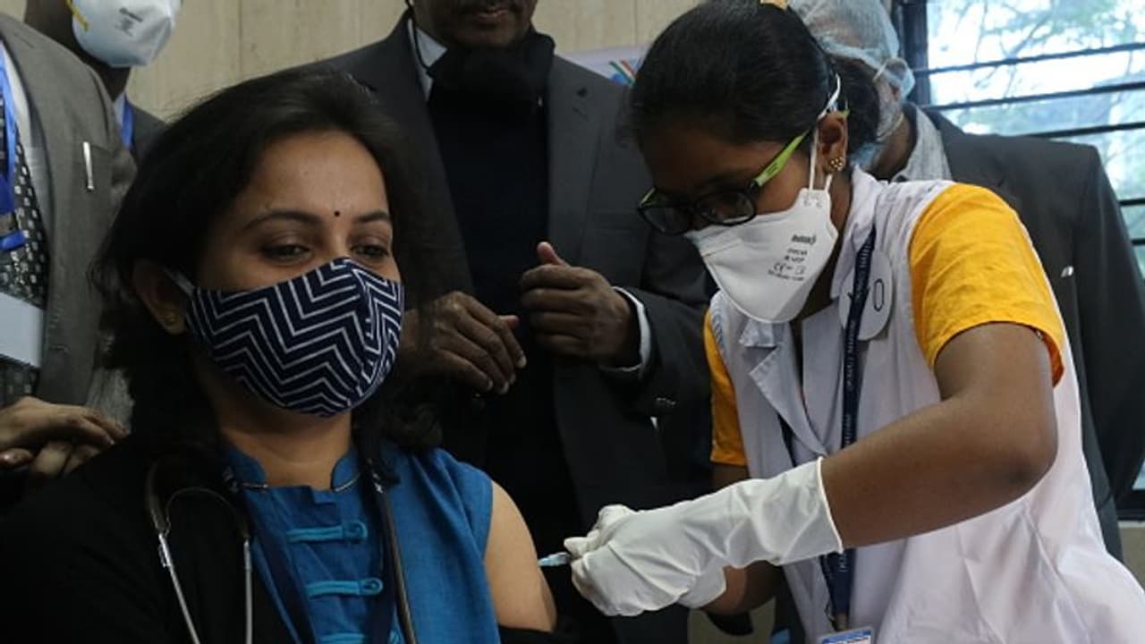 কোনও রাজ্যেই ভ্যাকসিনের আকাল নেই, কেন্দ্রকে অপমান করা হচ্ছে, তোপ দাগলেন স্বাস্থ্যমন্ত্রী কোনও রাজ্যেই ভ্যাকসিনের আকাল নেই, কেন্দ্রকে অপমান করা হচ্ছে, তোপ দাগলেন স্বাস্থ্যমন্ত্রী