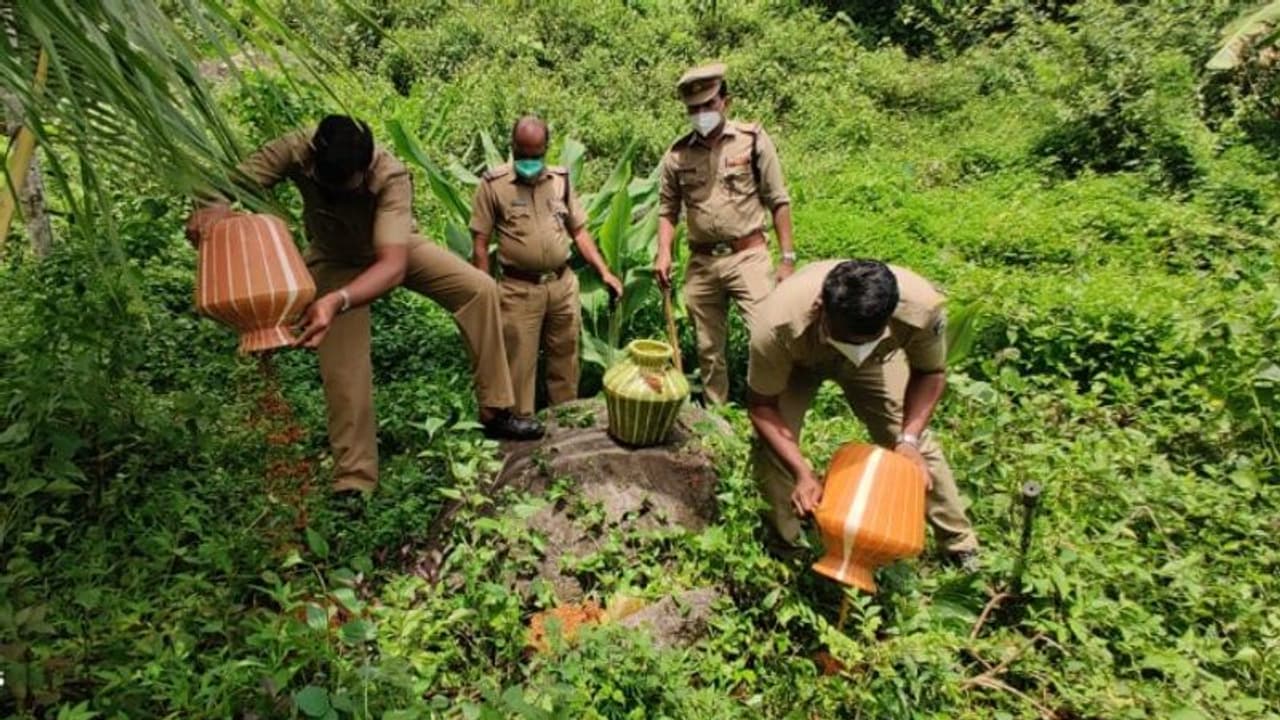 రెచ్చిపోయిన మద్యం మాఫియా.. రైడ్కు వెళ్లిన పోలీసులపైనే దాడులు, మహిళా అధికారి మృతి రెచ్చిపోయిన మద్యం మాఫియా.. రైడ్కు వెళ్లిన పోలీసులపైనే దాడులు, మహిళా అధికారి మృతి
