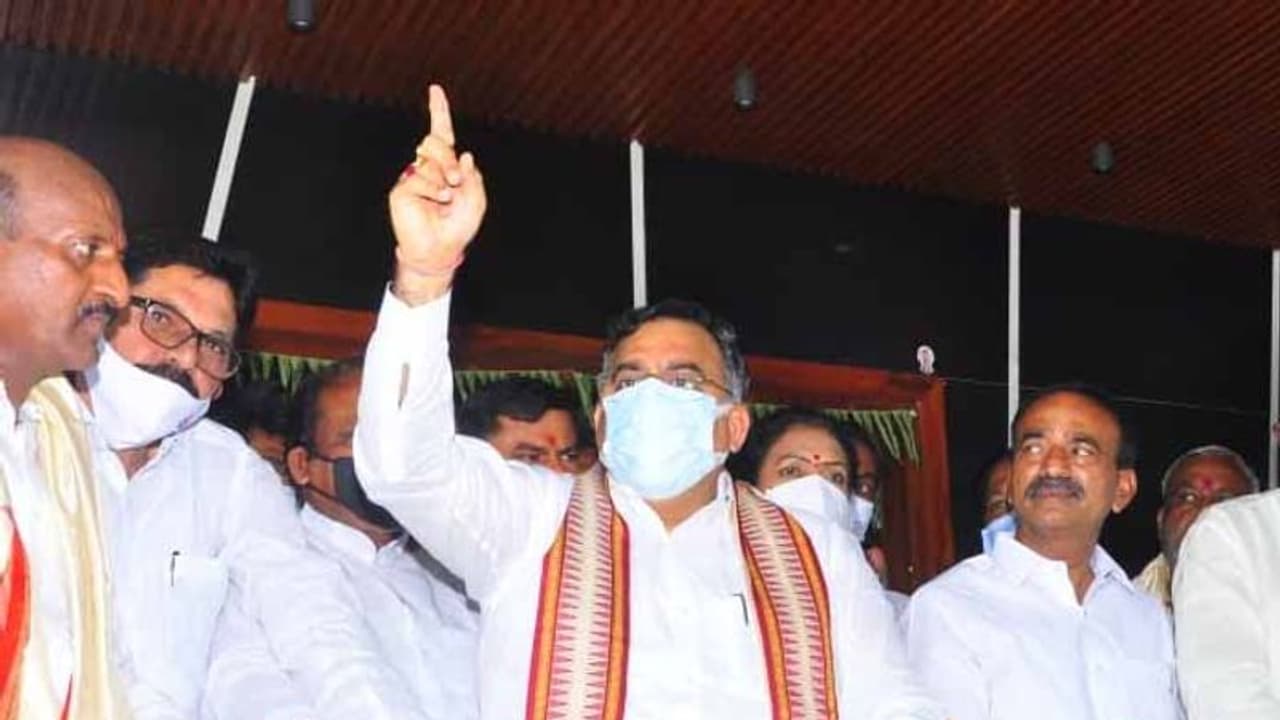 కుక్కను నిలబెట్టినా గెలిపిస్తారు.. కేసీఆర్ అహంకారం తగ్గాలంటే ఈటల గెలవాలి: బీజేపీ నేత తరుణ్ చుగ్