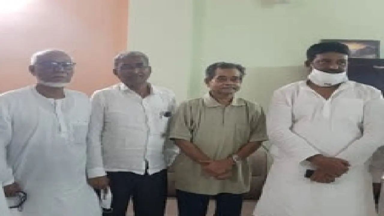 তৃণমূল নেতাদের সঙ্গে সাক্ষাতে জল্পনা, কংগ্রেসকে ভেঙে দলবদল করতে চলেছেন প্রণবপুত্র অভিজিত তৃণমূল নেতাদের সঙ্গে সাক্ষাতে জল্পনা, কংগ্রেসকে ভেঙে দলবদল করতে চলেছেন প্রণবপুত্র অভিজিত